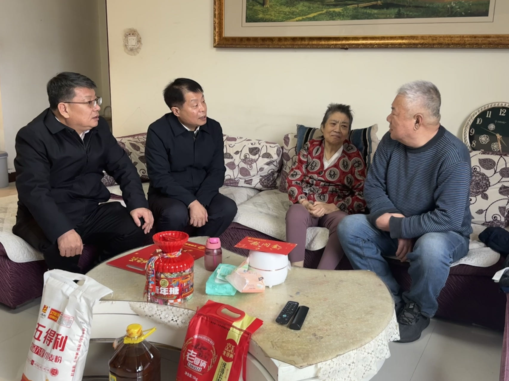 郗九生深入龍鋼集團(tuán)慰問(wèn)困難老黨員 郗九生深入龍鋼集團(tuán)慰問(wèn)困難老黨員